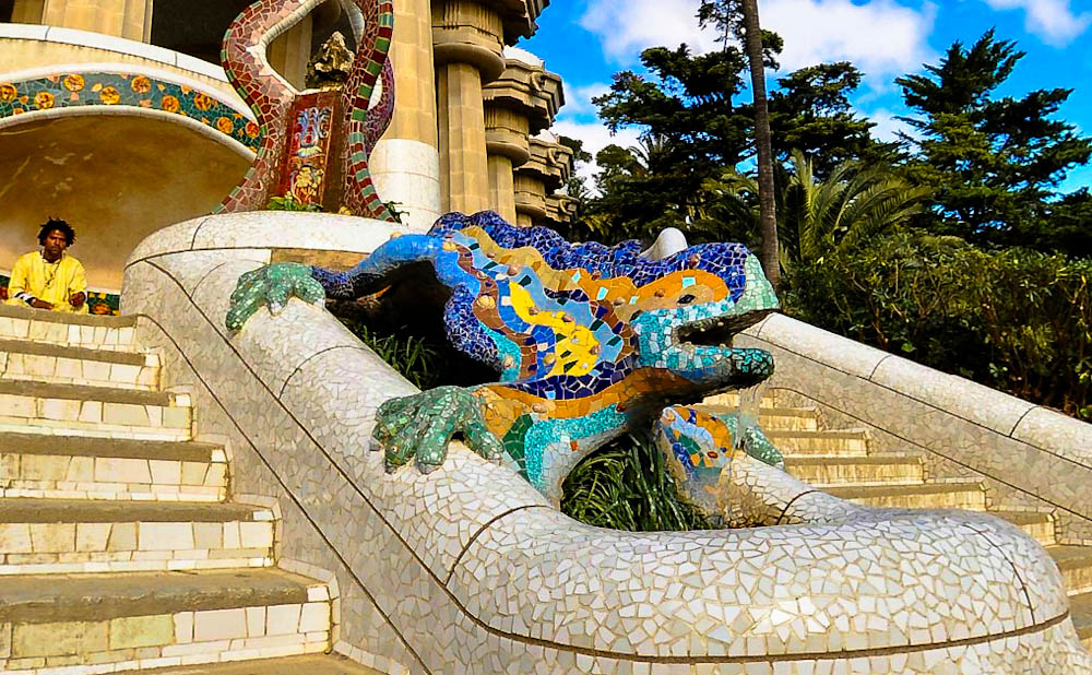 Resultado de imagen de simbolo de barcelona dragon lagarto
