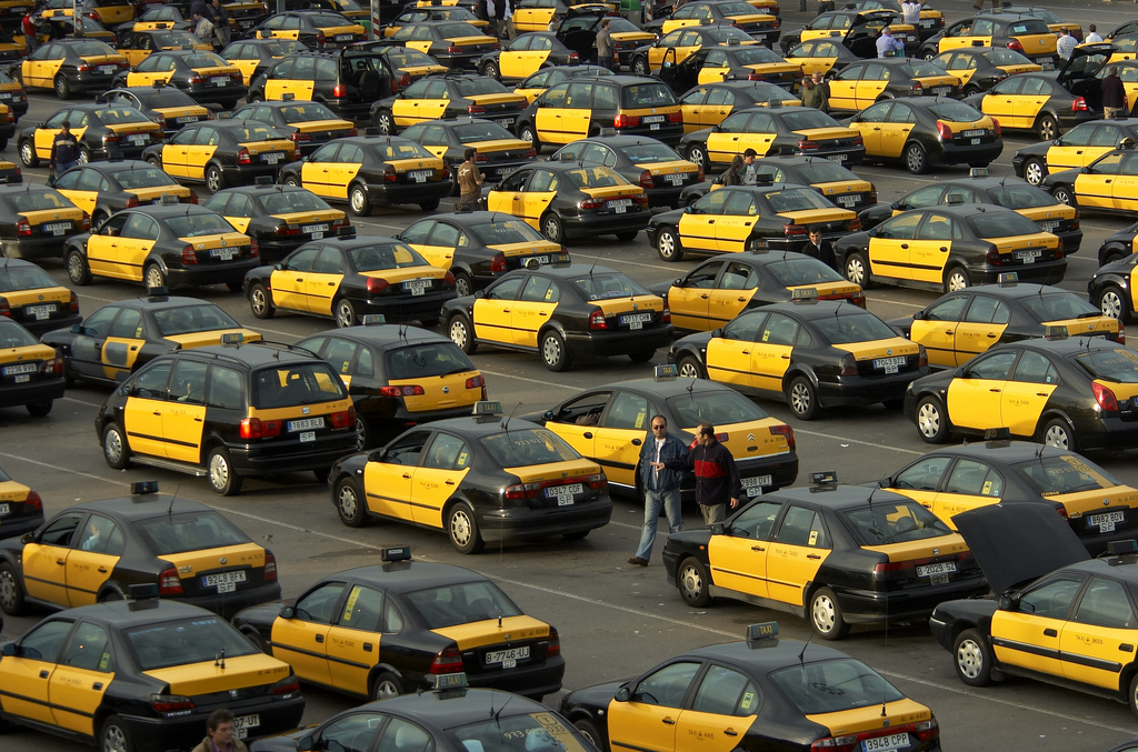 http://barcelona-home.com/blog/wp-content/upload/2013/12/taxis-in-barcelona.jpg