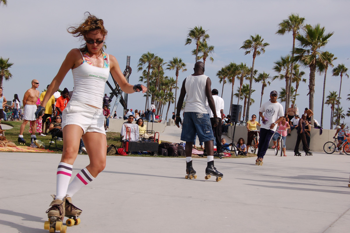 rollerskating-along-the-beach
