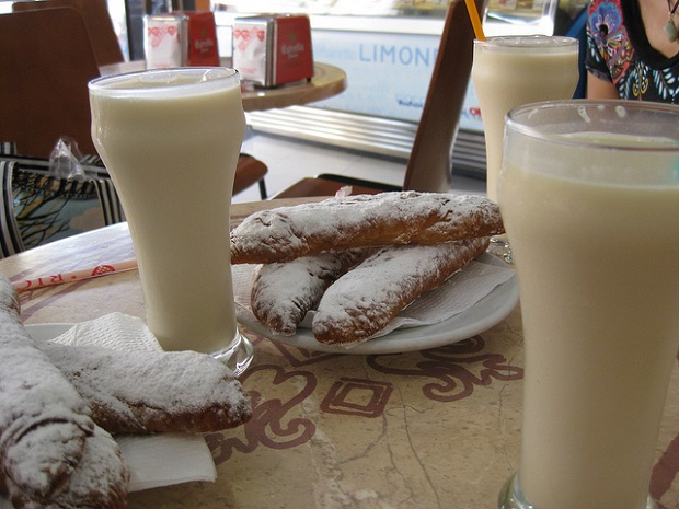 Horchata with fartón