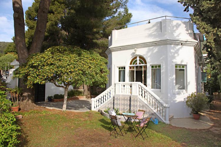 Modernist house for rent with garden, terrace and private pool