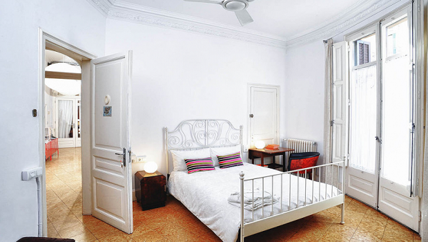 Chambre classique et chaleureux avec balcon à eixample