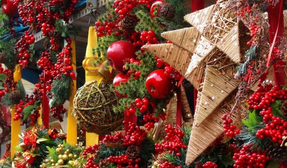 La Fira de Santa Llúcia, Barcelona’s main Christmas market gives you the perfect place to get your Christmas shopping done. The market will be opened from coming November 30th until the 23rd of December.