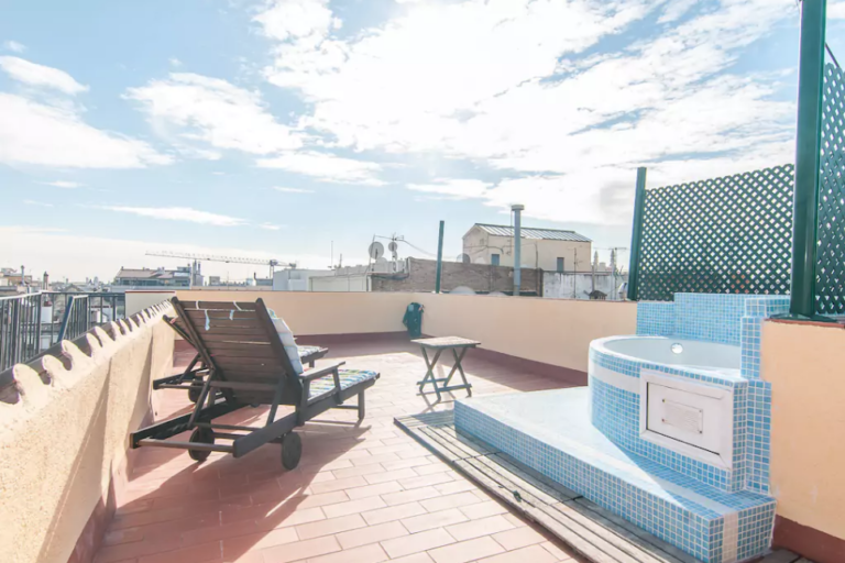 PENTHOUSE WITH 2 TERRACES, 360 º VIEWS AND JACUZZI, IN THE EIXAMPLE