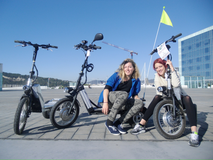 Et billede af to elektriske scootere udlejet af BCNeTOURS