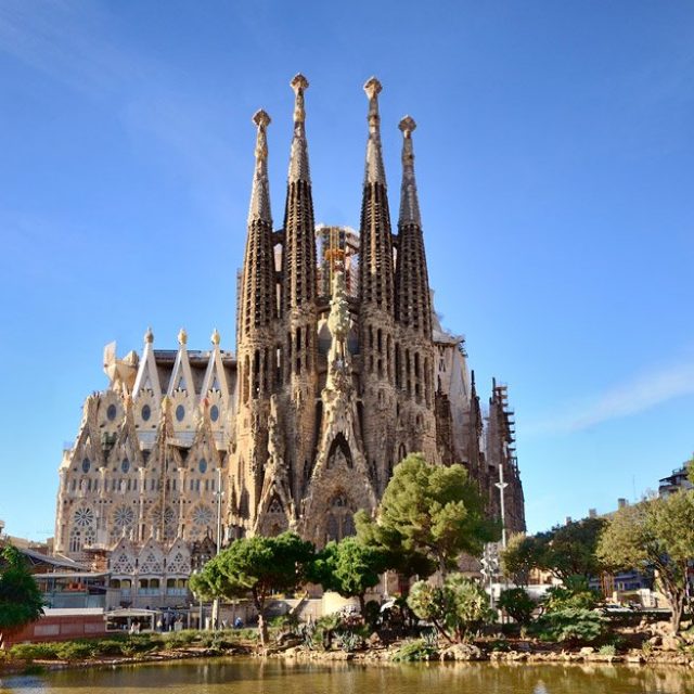 80% of Tourists don’t go inside La Sagrada Familia