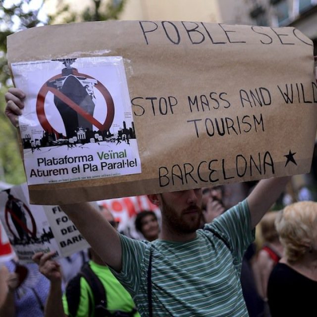 Thousands of citizens protest against “Mass Tourism” in the Rambla de Barcelona