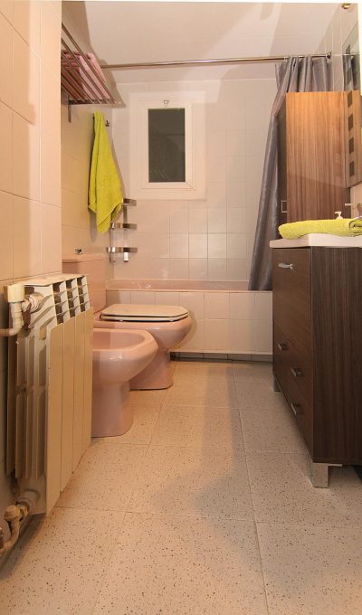 bathroom apartment close to city center of Barcelona
