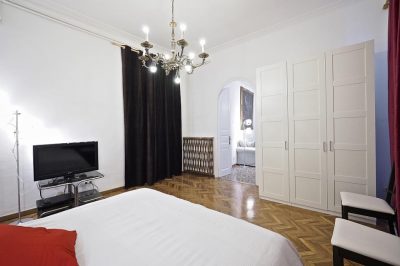 bedroom with tv apartment Las Ramblas