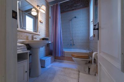 bathroom apartment nearby Torre Agbar