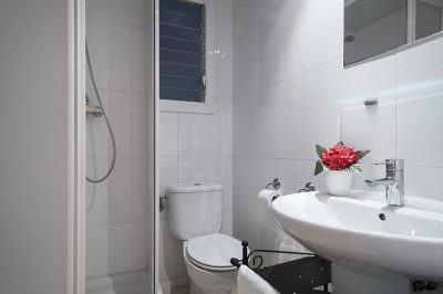 bathroom apartment near Gran Via