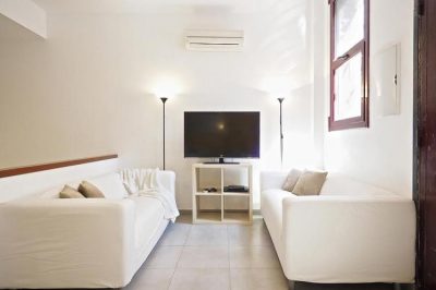 couch apartment for groups close to Sagrada Familia