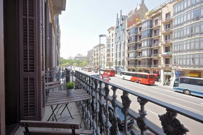 balcony holiday apartment near plaza catalunya