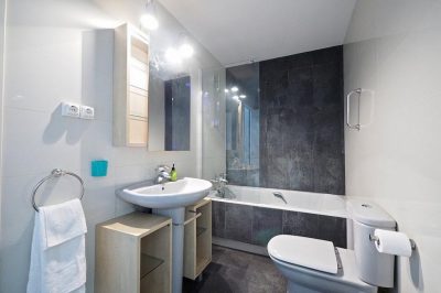 bathroom holiday apartment near plaza catalunya