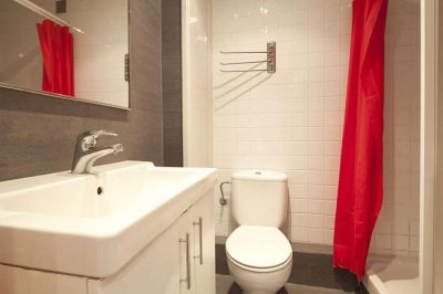 bathroom studio near plaza catalunya