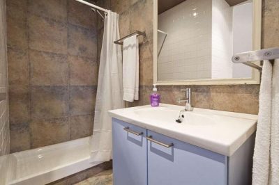 bathroom apartment close to Las Ramblas